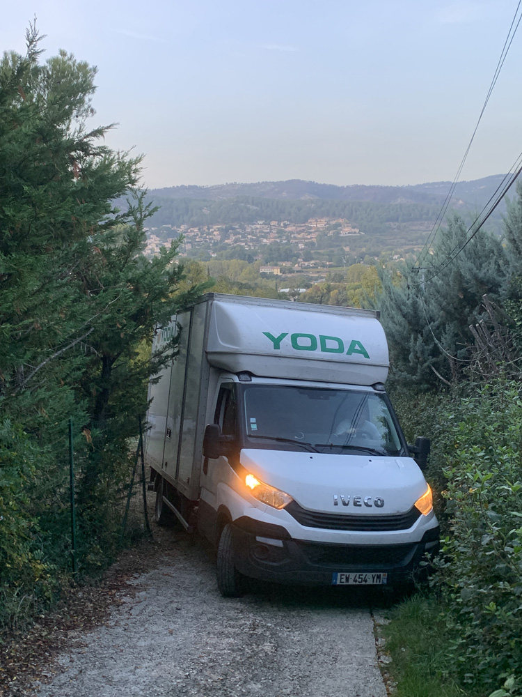 Camion de déménagement qui monte une côte étroite